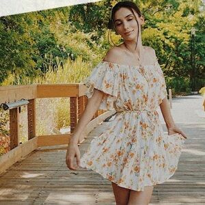 NWT Cupcakes and Cashmere floral flowy boho mini dress Size Med